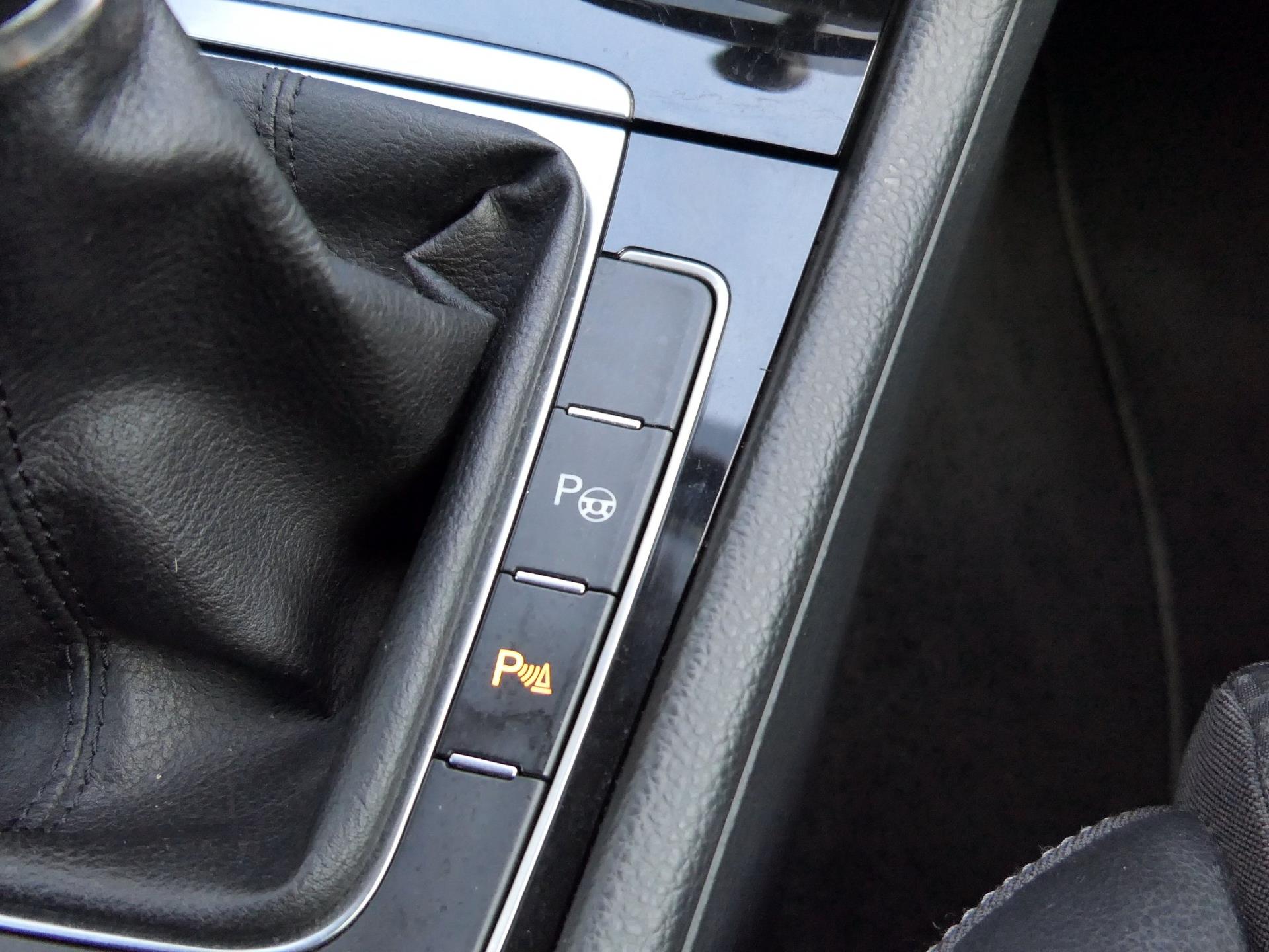 Volkswagen Golf Variant 1.4 TSI Highline 122PK | Xenon | Half leder/stof | Stoelverwarming 47546461-19.jpg | Autobedrijf van Wierick