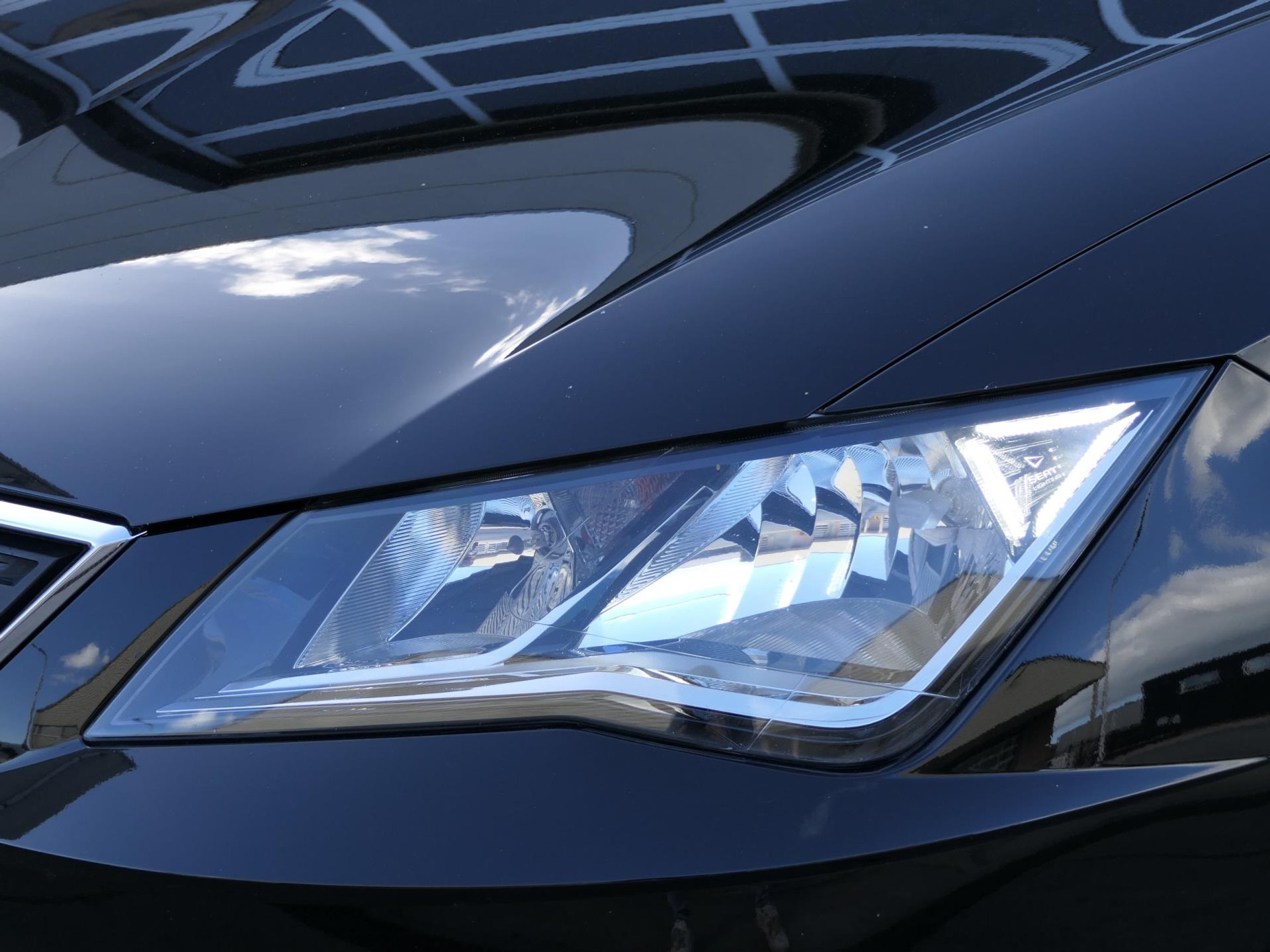 SEAT Leon ST 1.0 EcoTSI Style Business Intense Automaat 116PK | Apple Carplay | Cruise | Stoelverwarming 47813343-5.jpg | Autobedrijf van Wierick