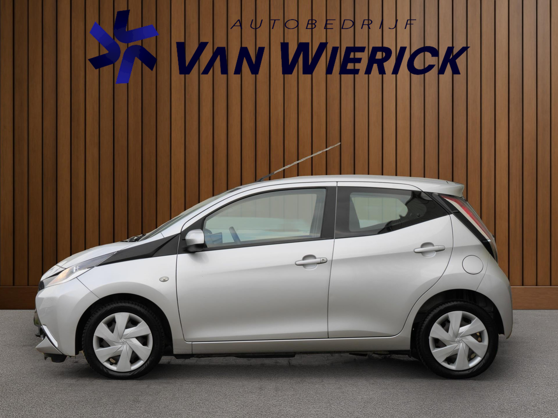 Toyota Aygo 1.0 VVT-i x-play | Camera | Airco | 5-Deurs 48476203-1.jpg | Autobedrijf van Wierick