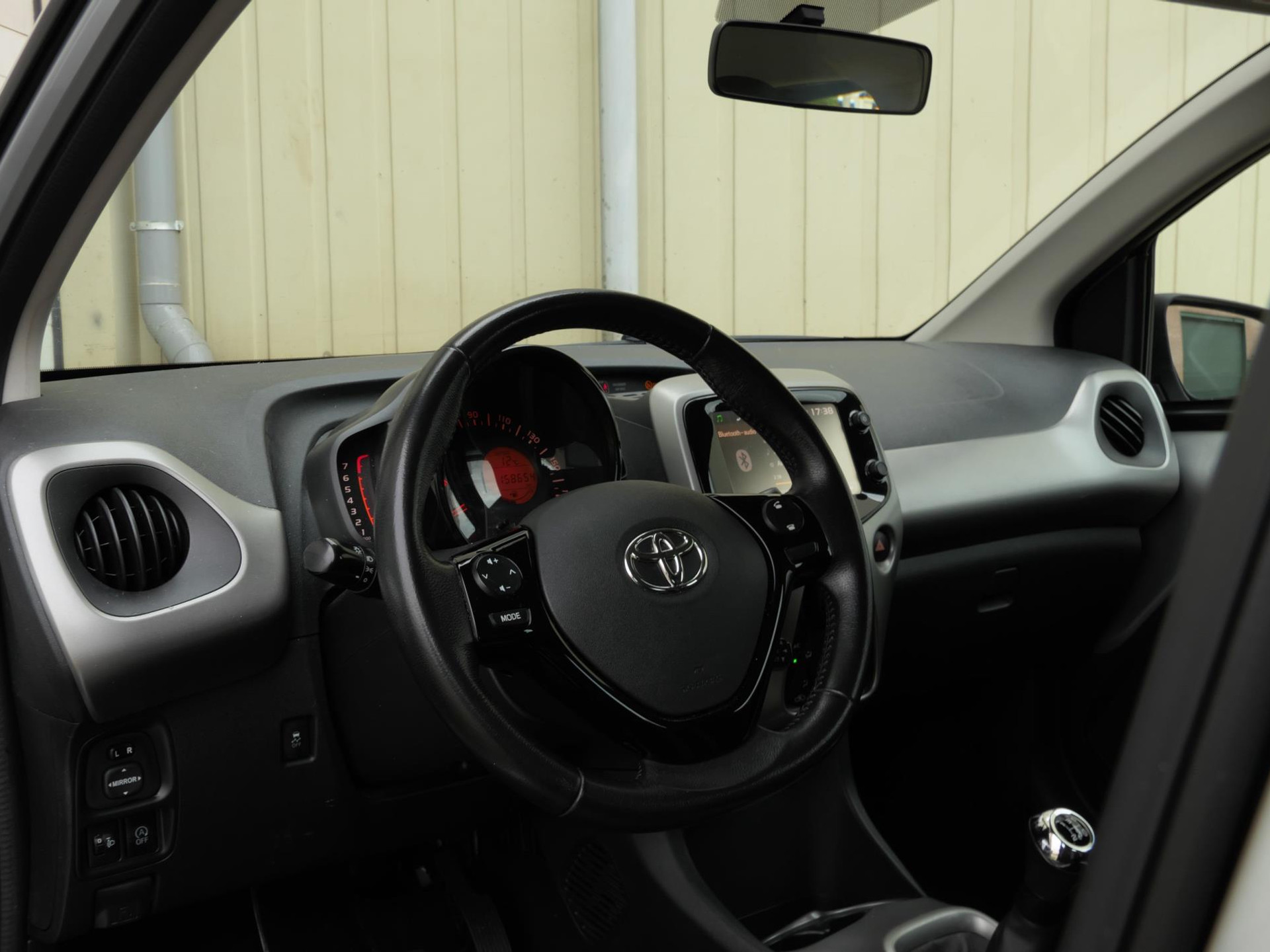 Toyota Aygo 1.0 VVT-i x-play | Camera | Airco | 5-Deurs 48476203-4.jpg | Autobedrijf van Wierick
