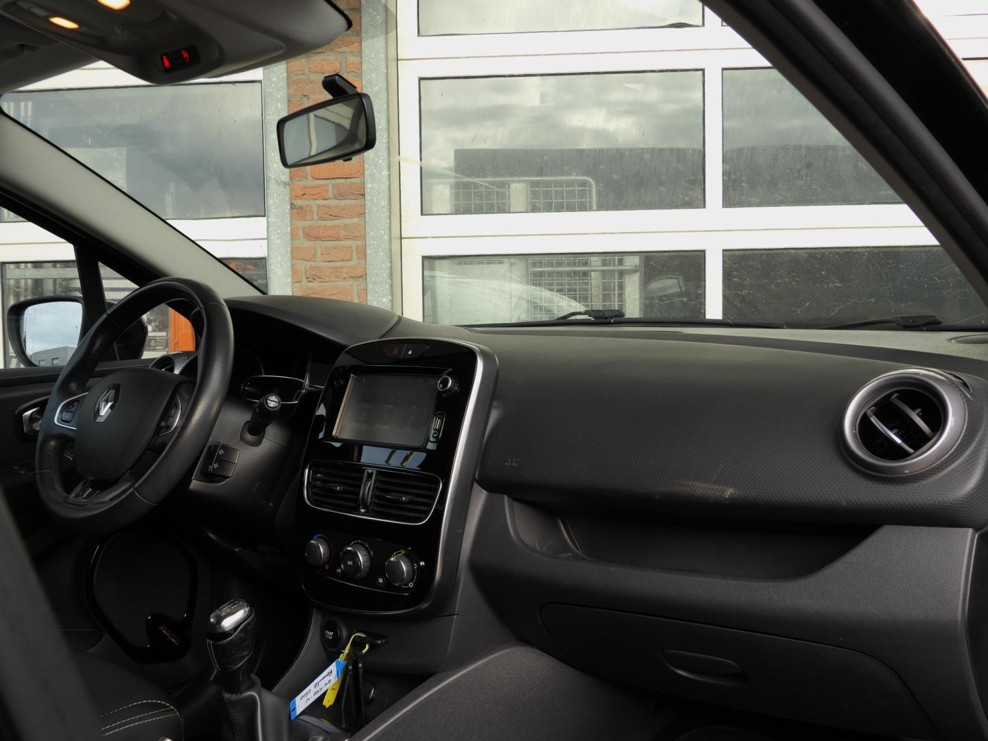 Renault Clio Estate 0.9 TCe Limited | Cruise | PDC | 17 Inch | Nette Staat 48483168-10.jpg | Autobedrijf van Wierick